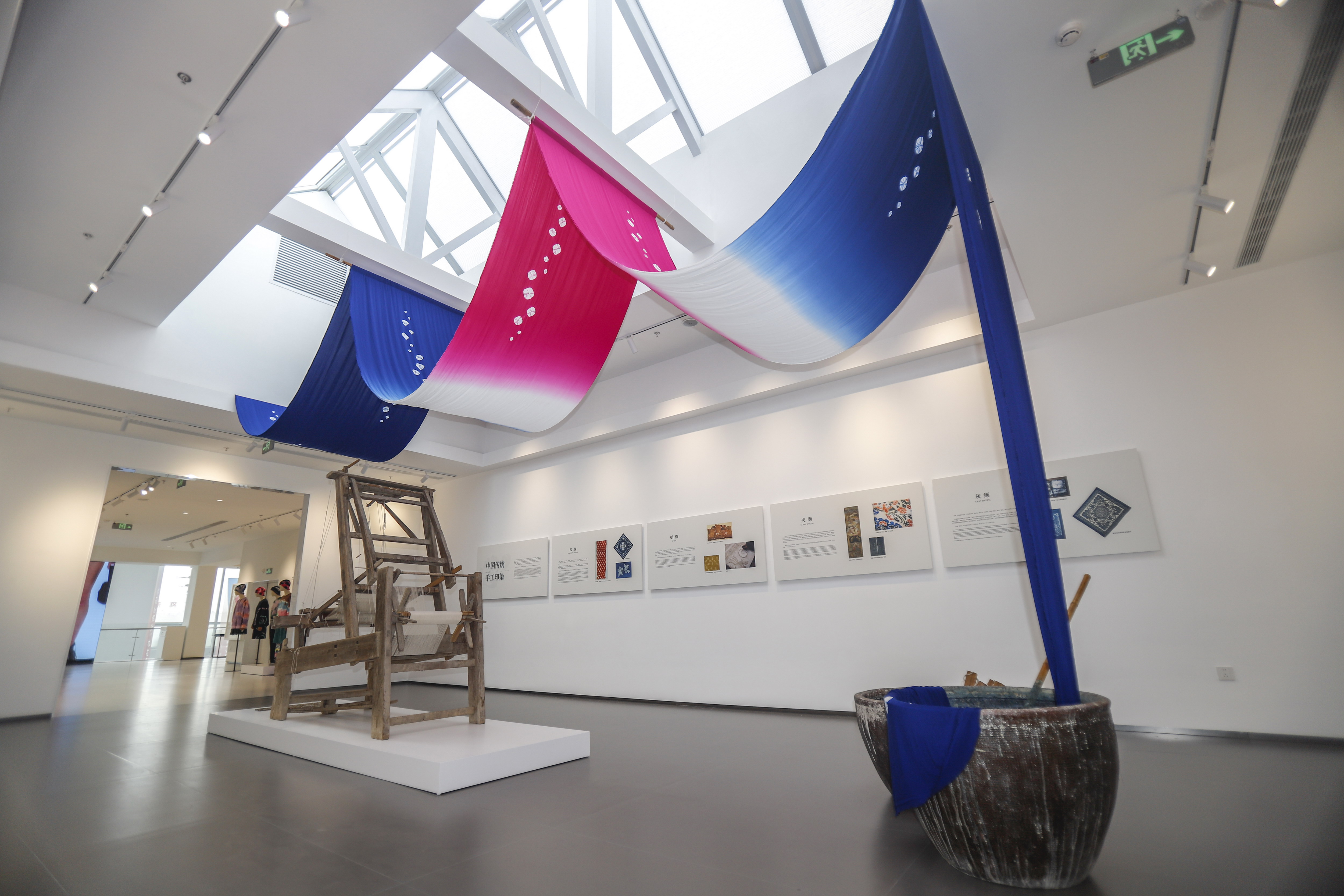 谁持彩练当空舞